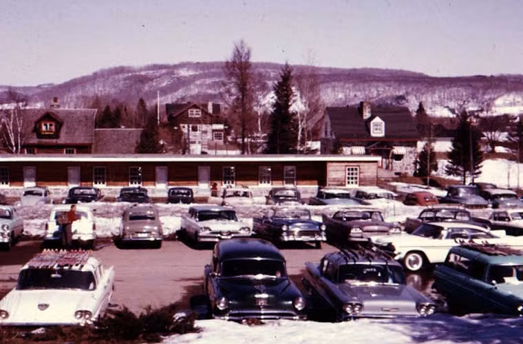 Bãi đậu xe ở Laurentians, Quebec.