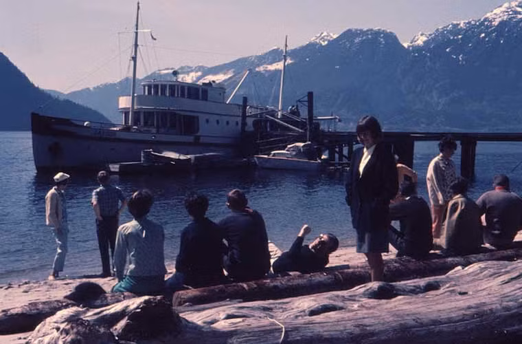 Người dân chờ tàu ở bến Norsal, tỉnh British Columbia.
