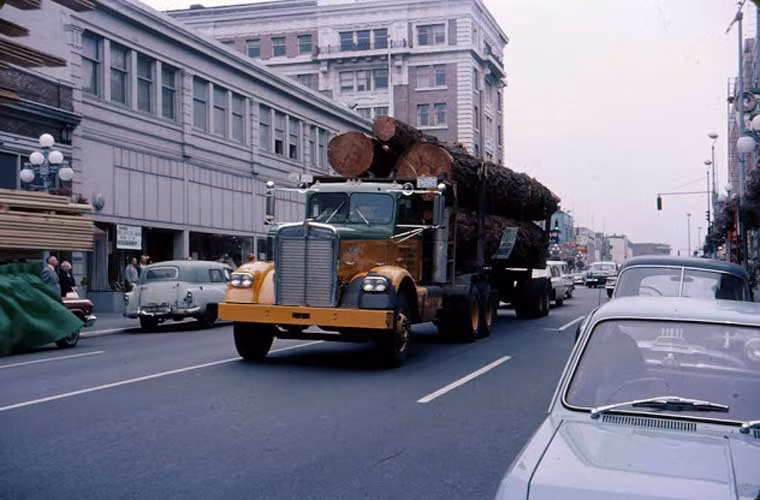 Xe tải chở gỗ lưu thông trên con phố ở trung tâm thành phố Vancouver năm 1964.