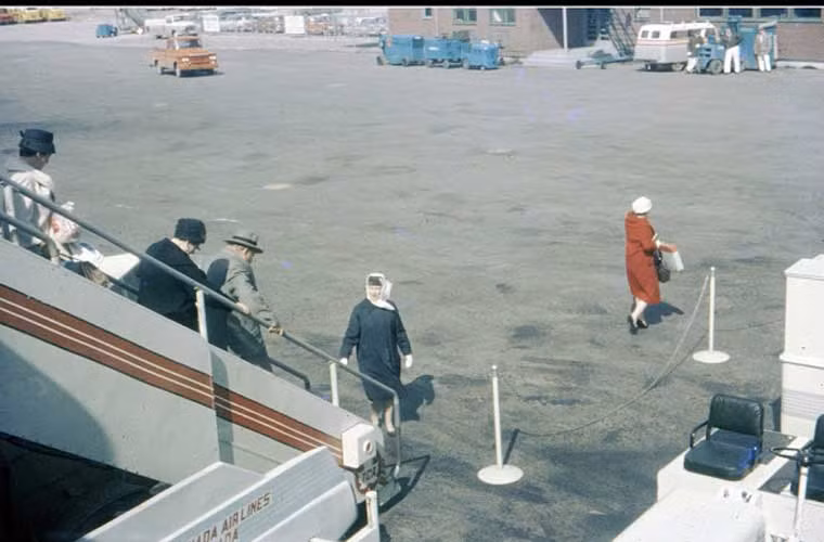 Mọi người xuống máy bay ở đường băng sân bay Winnipeg trong ảnh chụp năm 1961.
