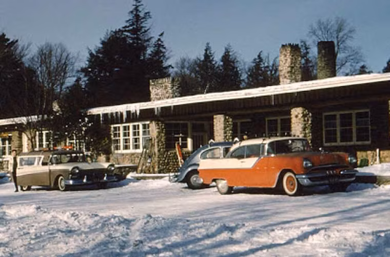 Một khách sạn cạnh đường cho khách gần Banff, Alberta năm 1960.