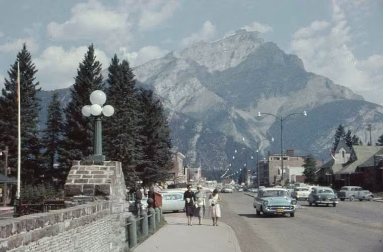Khung cảnh bình yên trên phố Banff ở Alberta năm 1960. Những bức ảnh chụp cuộc sống thường nhật ở Canada này đều do một "phó nháy" nghiệp dư thực hiện.