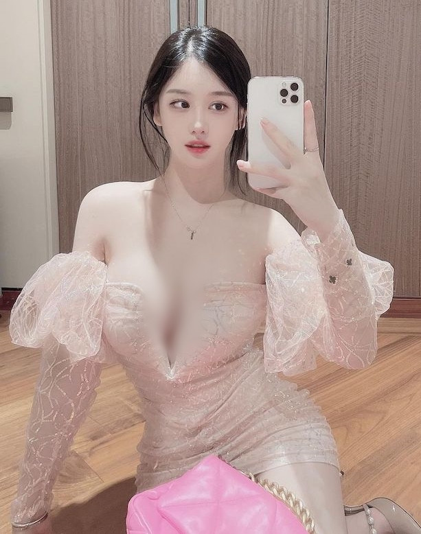 Winter thường diện những set đồ xẻ sâu, ngắn, giúp tôn lên dáng vóc vốn đã rất bắt mắt của cô nàng.