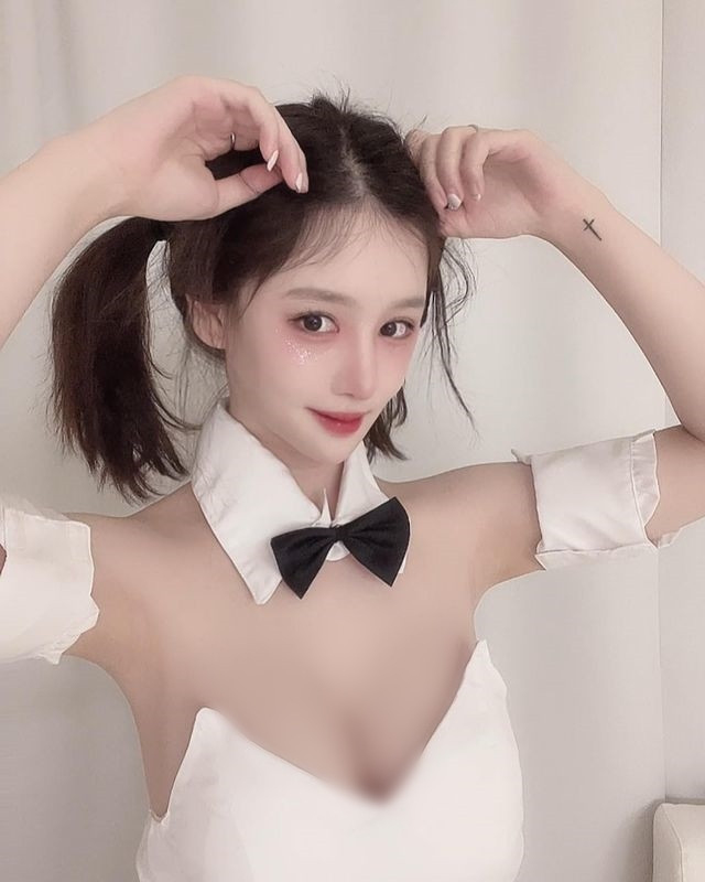 Hơn nữa, hot girl gợi cảm Winter cảm thấy cô nàng diện trang phục không hề phản cảm, thậm chí độ hở hang còn thua nhiều ngôi sao thích gây sốc.