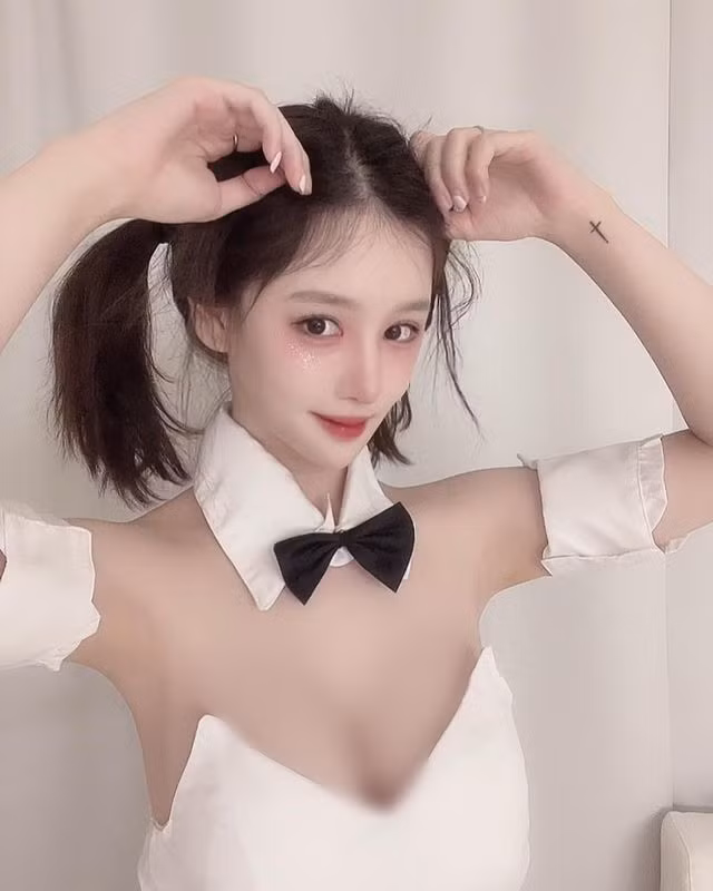 Hơn nữa, hot girl gợi cảm Winter cảm thấy cô nàng diện trang phục không hề phản cảm, thậm chí độ hở hang còn thua nhiều ngôi sao thích gây sốc.