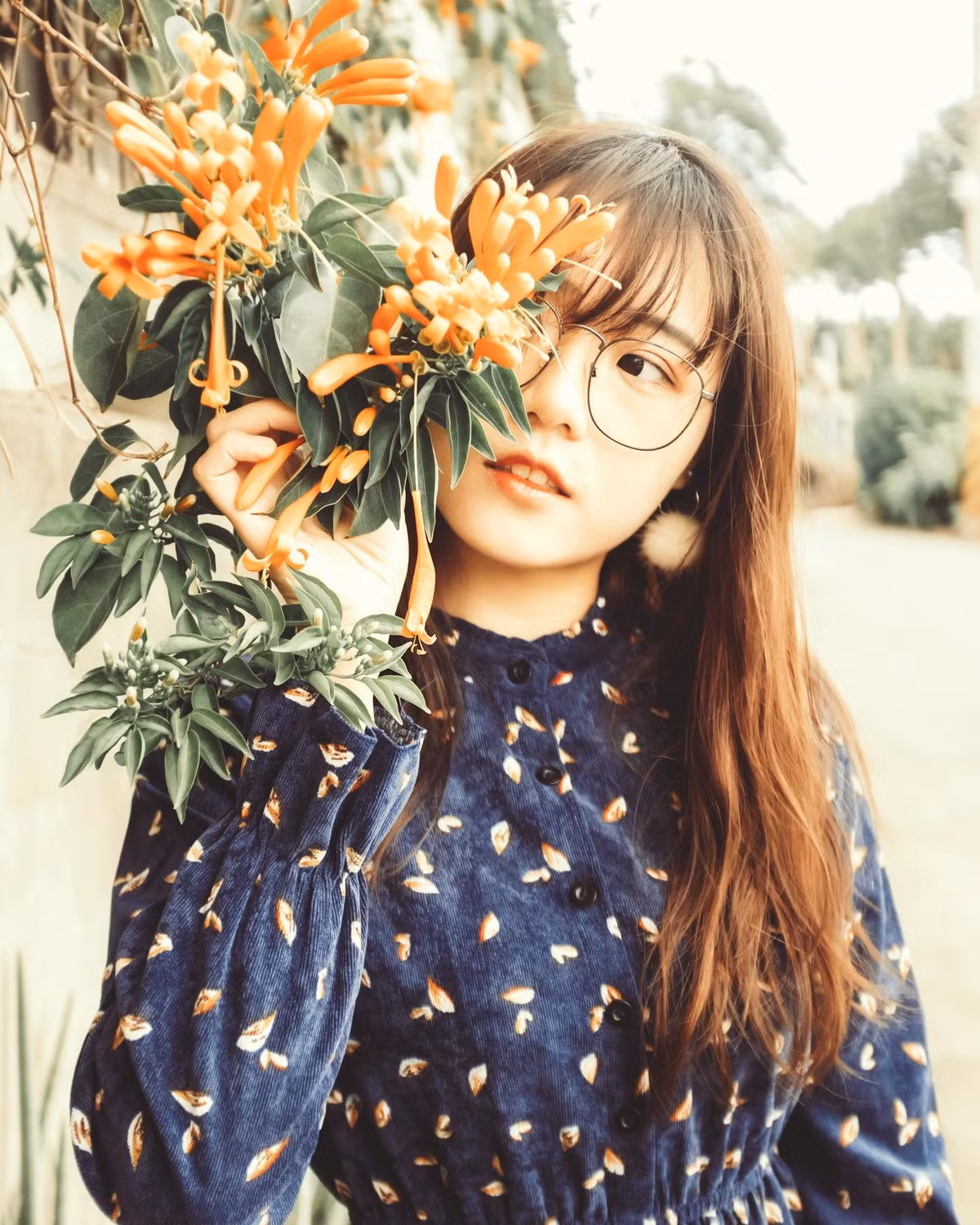 Cô nàng thu hút rất nhiều người hâm mộ mình trên trang cá nhân, ngày càng được chú ý nhờ ngoại hình nổi bật. Thế nhưng càng ngày, Angela lại càng khiến mọi người sốc vì những chiêu trò của cô nàng.