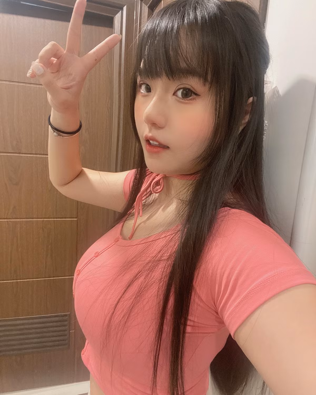 Cô nàng còn có mỹ danh là "mỹ nhân thú cưng" nhờ có chứng chỉ và bằng cấp chăm sóc thú cưng chuyên nghiệp.