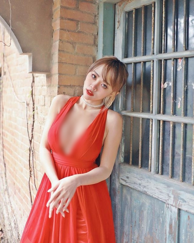 Đặc biệt, không giống như những người mẫu gợi cảm khác bất chấp tất cả để được chú ý, nổi tiếng hơn, Nhan Lâm dường như biết đâu là ranh giới phản cảm và gợi cảm.