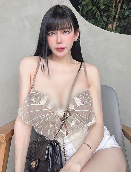 Amanda Seet là một trong những hot girl nổi tiếng nhất Malaysia. Cô nàng ở hữu hàng triệu người hâm mộ, mỗi một động thái đều gây được sự chú ý nhất định.
