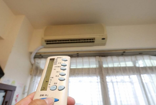 Bo me chong khong bat dieu hoa, con dau len mang cau cuu