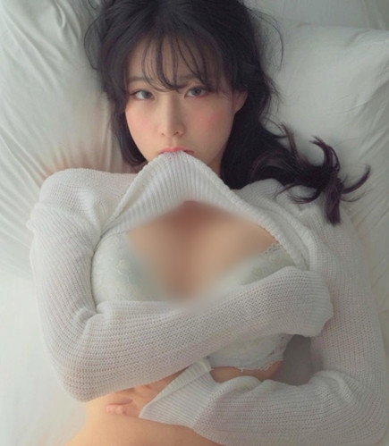 Rất nhanh sau đó, danh tính của mỹ nhân công sở đã được cư dân mạng xác định. Đó là hot girl Irene, người Hàn Quốc.