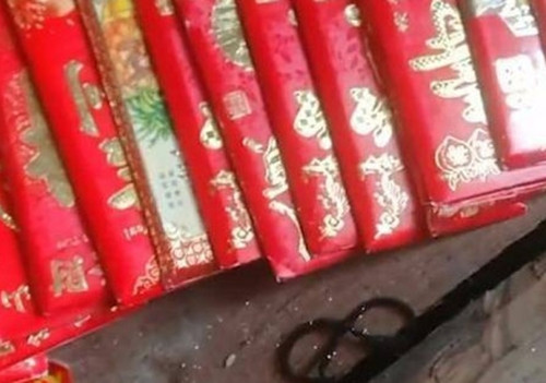 Don do cua nguoi me da khuat, con gai khoc nghen khi thay...