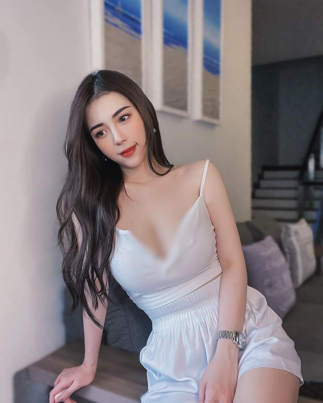 Và quả thật, ngay cả khi diện đồ ở nhà rất đơn giản, thoải mái, Delia vẫn có một sức hút rất khó cưỡng.