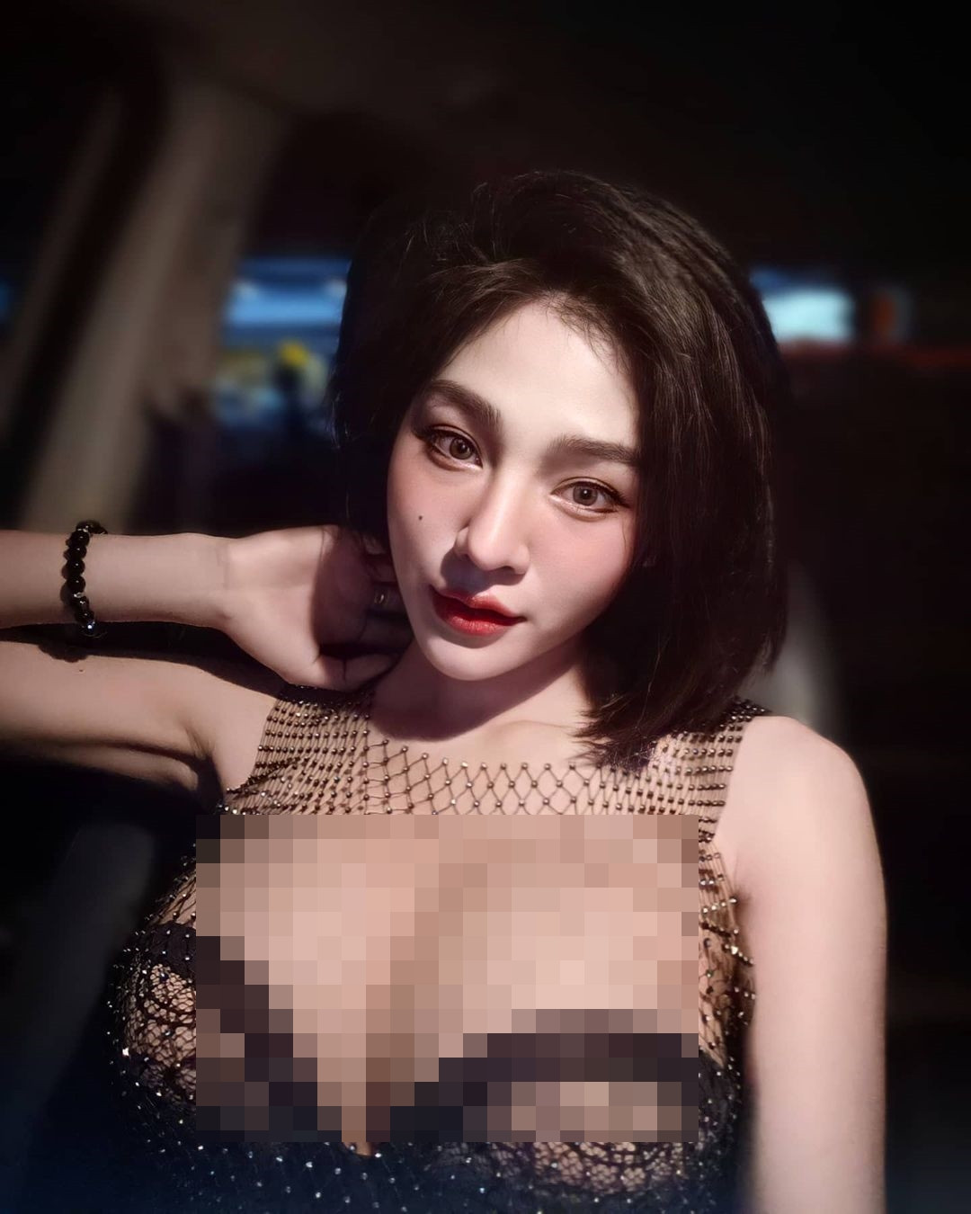 Họ cho rằng, mặc dù Yujin theo hình ảnh quyến rũ, bốc lửa nhưng cô nàng nên biết giới hạn.