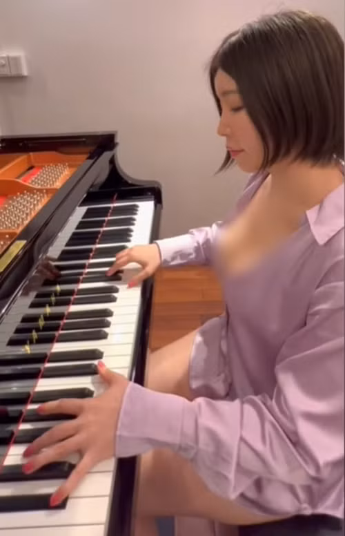 Những ngày gần đây, cư dân mạng Nhật Bản lan truyền hình ảnh về một hot girl diện đồ hở hang, táo bạo chơi piano. Trong hình ảnh này, hot girl Nhật Bản chỉ diện duy nhất một chiếc áo sơ mi màu tím cổ rộng, để lộ vòng một khủng không che chắn gì.