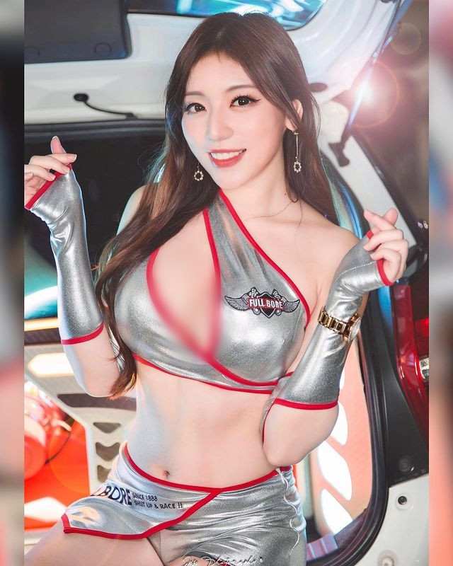 Trong những sự kiện làm mẫu xe, hot girl Kiki luôn là môt trong những người nổi bật nhất, nhận được sự chú ý lớn nhất.