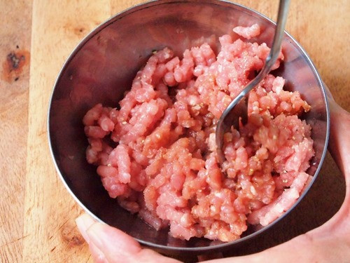 Ăn thịt xay sẵn không sạch sẽ có thể gây nhiễm độc, rối loạn chức năng đường ruột không rõ nguyên nhân và vô số các bệnh nguy hiểm khác.