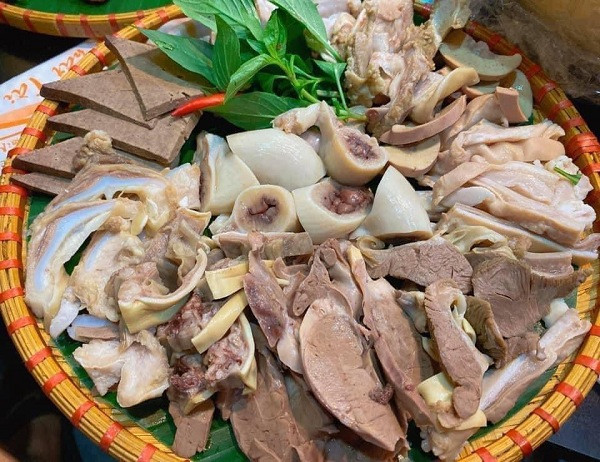 2. Lòng lợn: Lòng lợn cũng được rất nhiều người ưa thích nhưng theo nhiều chuyên gia sức khoẻ, đây là một trong những loại thực phẩm bẩn nhất, nên tránh triệt để, đặc biệt là ruột già.