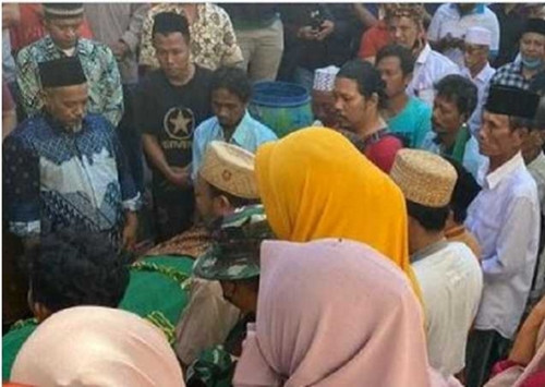 Bo mac hai con trai choi voi nhau, cha me hoi han ca doi