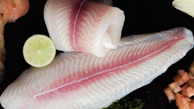 Tuy nhiên, nếu như bạn mua cá lọc sẵn ở những nơi đảm bảo nguồn gốc xuất xứ thì không sao. Ngược lại, nếu tham rẻ, mua ở các mối buôn không đạt chất lượng thì có thể những miếng thịt cá lọc sẵn sẽ bị nhiễm formalin, một chất có khả năng giữ tươi. Đáng nói, chất này có thể gây ung thư, rất có hại cho cơ thể con người.