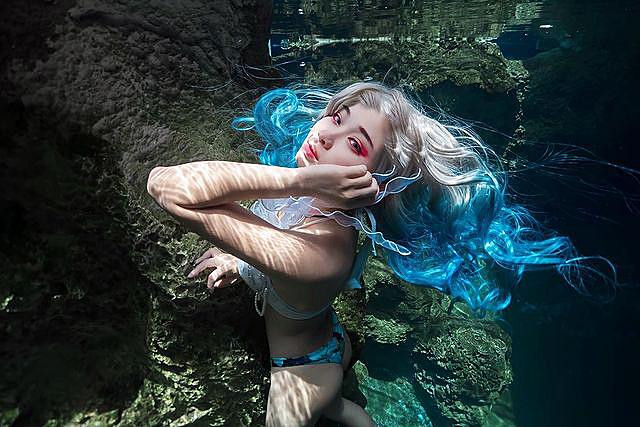 Theo tìm hiểu, hot girl Mẫn Mẫn không chỉ đóng vai một mỹ nhân ngư nổi tiếng ở các thủy cung trong khu vực, cô nàng còn là huấn luyện viên bơi, lặn.