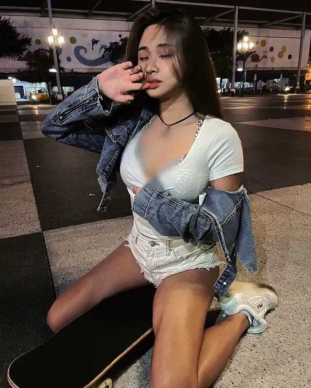 Mặc dù vậy, đa số mọi người đều cho rằng hành động diện bikini lướt phố của Mẫn Mẫn thực sự rất phản cảm, hot girl nên tiếp thu lời chê trách và không tái phạm.