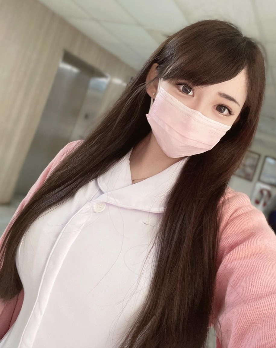 Lý Di Đình là một trong những nữ y tá nổi tiếng nhất ở Đài Loan. Cô nàng sở hữu khuôn mặt xinh như thiên thần nhưng dáng hình lại bốc lửa, nóng bỏng như yêu nữ.