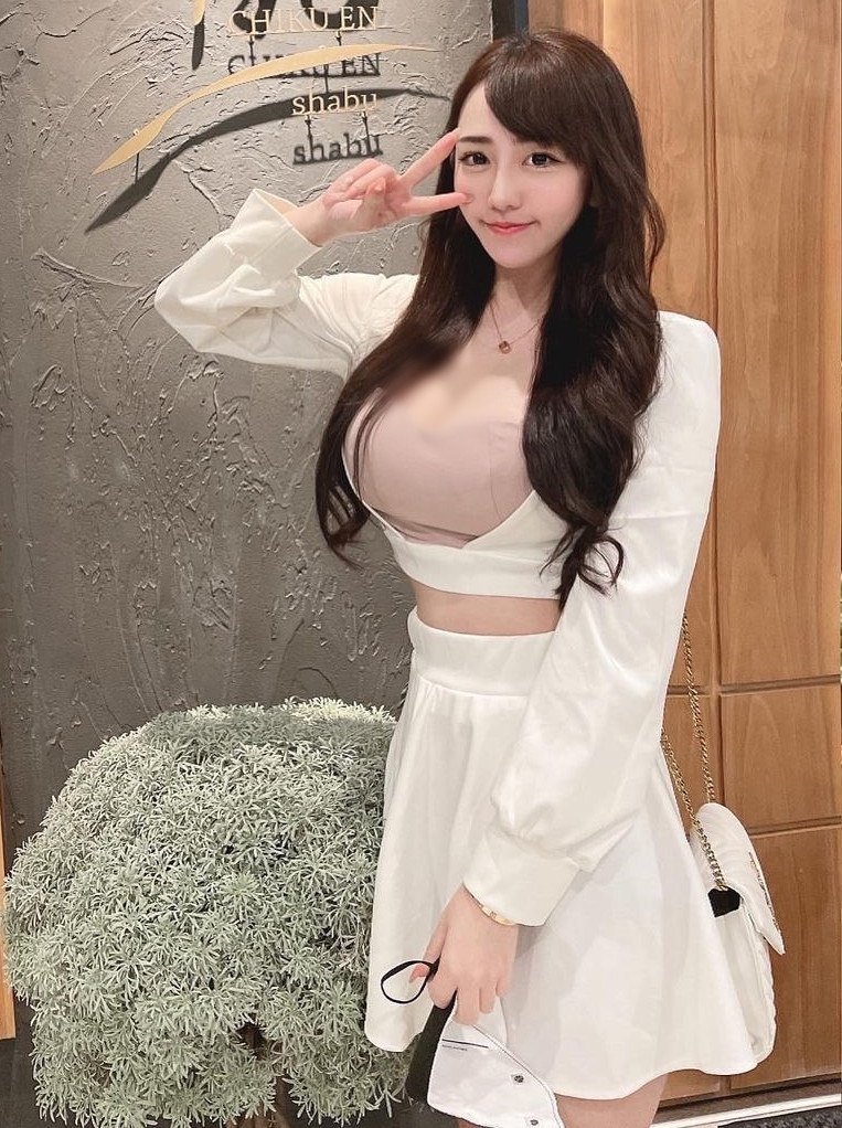 Ngoài giờ làm, Di Đình lại hoá thân thành một hot girl thực thụ, thoải mái diện đồ trẻ trung, năng động, phong cách của cô nàng cũng khá táo bạo.