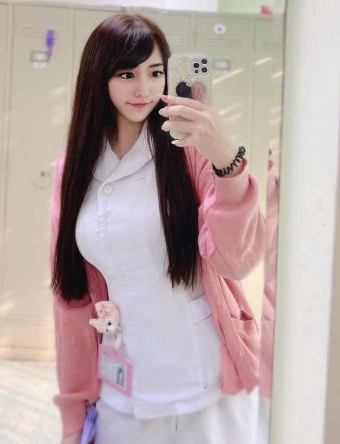 Dù diện đồ kín cổng cao tường khi đi làm, Lý Di Đình vẫn không che giấu được khí chất nóng bỏng, gợi cảm của mình.