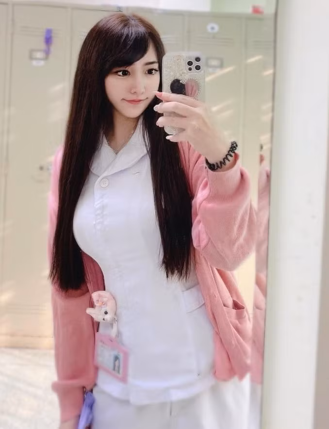 Dù diện đồ kín cổng cao tường khi đi làm, Lý Di Đình vẫn không che giấu được khí chất nóng bỏng, gợi cảm của mình.