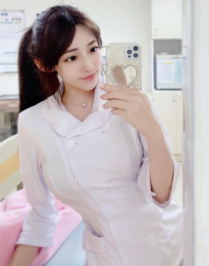 Chính nhờ thế, cô nàng còn có biệt danh là "nữ thần y tá", "thiên thần y tá".