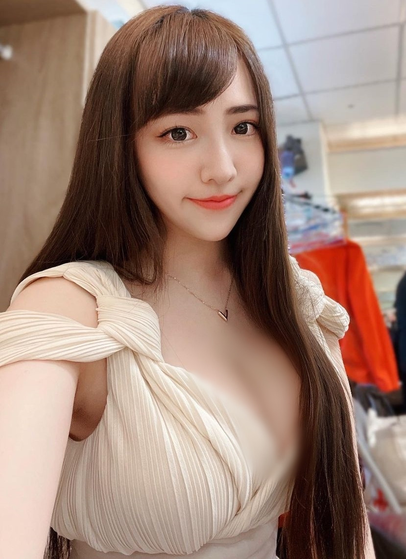 Những thiết kế xẻ ngực sâu, nữ tính và pha chút bánh bèo là những thiết kế được nữ y tá xinh đẹp ưa chuộng nhất.