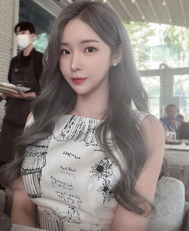 Go Eun-byul luôn biết cách khiến bản thân trông quyến rũ mà vẫn không vượt qua ranh giới trở thành hở hang, phản cảm.