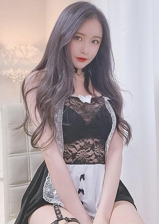 Chuyển sang một set đồ ren đen xuyên thấu phong cách hầu gái, Go Eun-byul lại gây chú ý với vẻ đẹp ma mị, cuốn hút cực khó cưỡng.