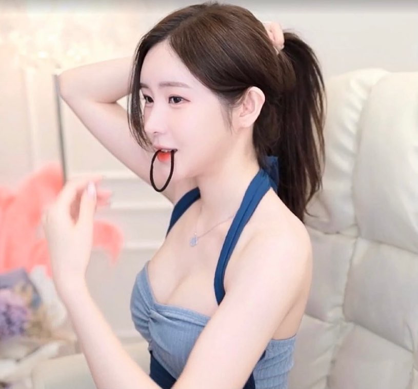 Thường xuất hiện với vẻ ngoài vừa ngây thơ trong sáng vừa nóng bỏng gợi cảm, Go Eun-byul tạo được thiện cảm với rất nhiều người.