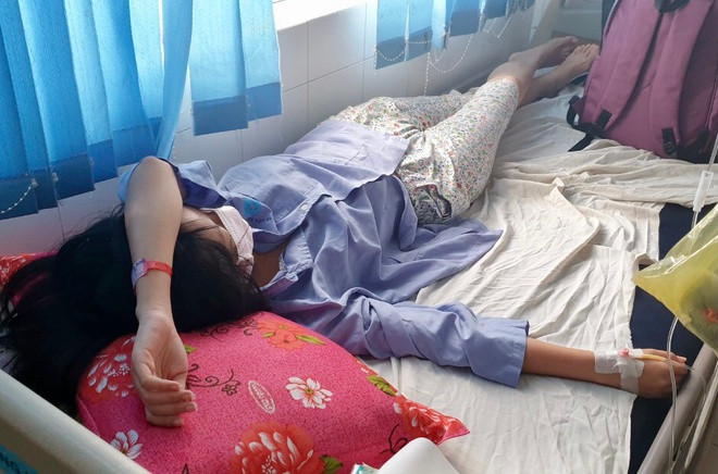 An hai san uong bia, co gai tre vo bang quang suyt chet-Hinh-2