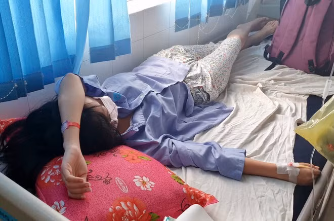 An hai san uong bia, co gai tre vo bang quang suyt chet-Hinh-2