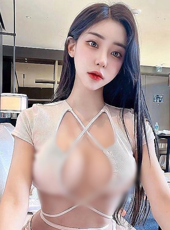 Mới đây, Candy Vely đã khiến nhiều người choáng váng khi khoe ảnh diện áo dây hở cực bạo.