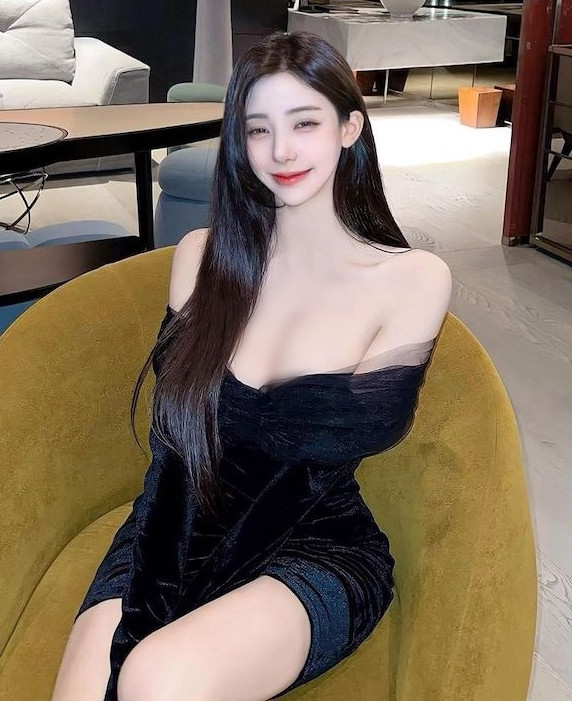 Có thể thấy rõ ràng, chiếc áo dây đó không đủ để che hết khuôn ngực khủng của hot girl xinh đẹp.