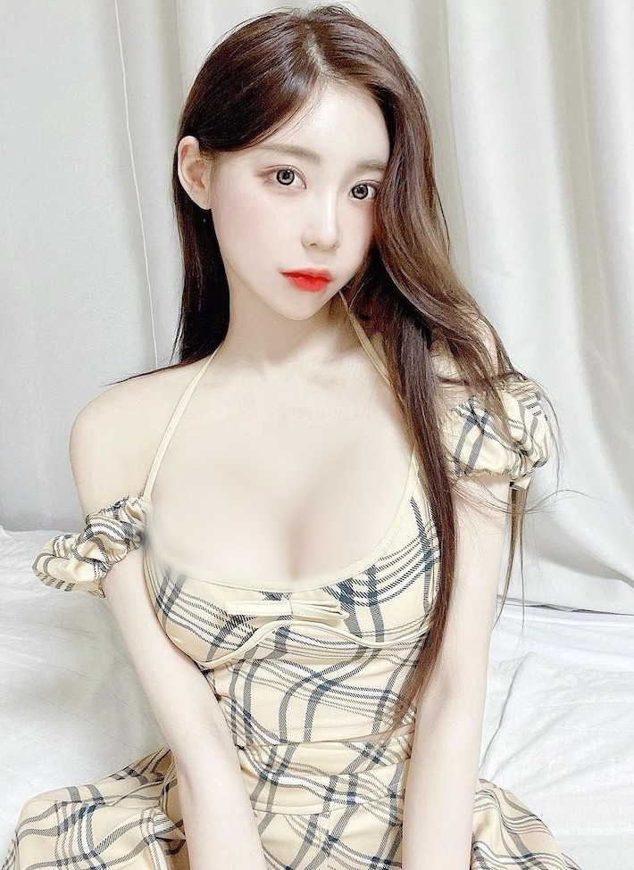 Sở hữu khuôn mặt xinh đẹp như búp bê và thân hình chữ S cực kỳ thu hút, mỹ nhân Hàn Quốc Candy Vely gây chú ý ngay từ cái nhìn đầu tiên.