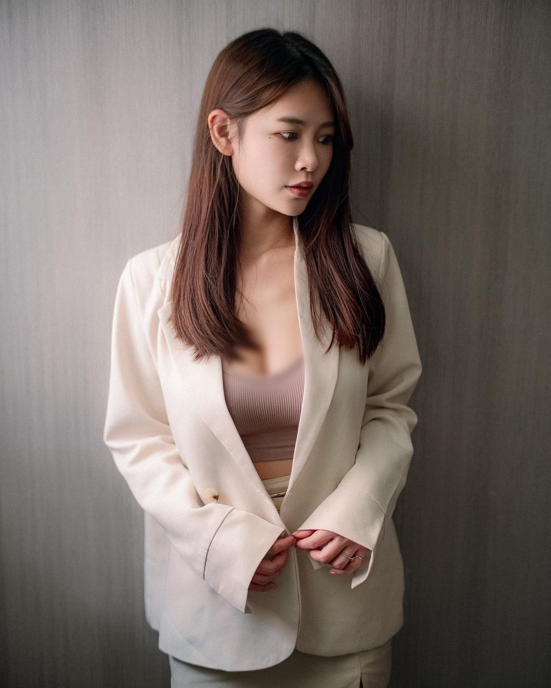 Vẻ đẹp tương phản, đối lập của Vân Nhi khiến cô nàng gây được ấn tượng sâu sắc với mọi người. Tuy nhiên, thời gian gần đây, hot girl này có vẻ đang quá nôn nóng.