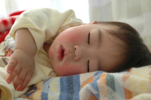 Con ngu ha mieng, cha me dan bang dinh...suyt hai chet con