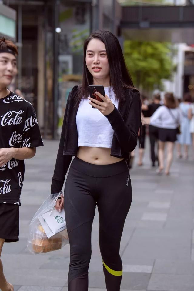 Thời gian gần đây, xu hướng tập thể dục đang rất mạnh mẽ, nhiều cô gái yêu thích thể thao sẽ coi quần legging bó sát như một loại thời trang, mặc trực tiếp ra đường, dạo phố. (Ảnh minh họa)