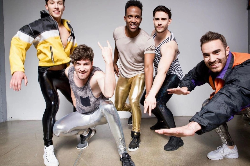 Đa số mọi người đều cho rằng phong cách đó thực sự không phù hợp với phái mạnh bởi quá lộ liễu. Người mặc không ngại thì người nhìn cũng xấu hổ giùm.