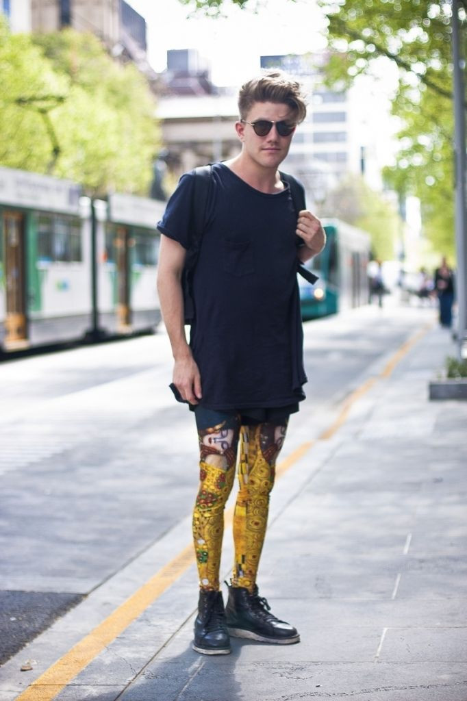 Điểm khác biệt là quần legging nam có phần thắt đáy thấp hơn so với các mẫu của nữ và gắn thêm đệm ở đũng quần. Những chi tiết nhỏ của mẫu quần này giúp nam giới cảm thấy thoải mái khi mặc.