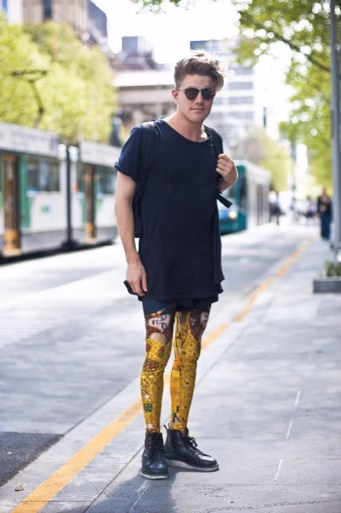 Điểm khác biệt là quần legging nam có phần thắt đáy thấp hơn so với các mẫu của nữ và gắn thêm đệm ở đũng quần. Những chi tiết nhỏ của mẫu quần này giúp nam giới cảm thấy thoải mái khi mặc.