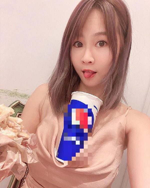 Trước đó, Vân Nhi cũng từng gây xôn xao khi khoe ảnh dùng ngực khủng để đỡ cốc, theo trend đọ kích cỡ ngực của các hot girl mạng xã hội.