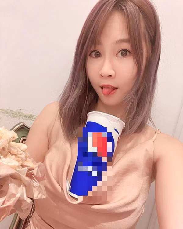 Trước đó, Vân Nhi cũng từng gây xôn xao khi khoe ảnh dùng ngực khủng để đỡ cốc, theo trend đọ kích cỡ ngực của các hot girl mạng xã hội.