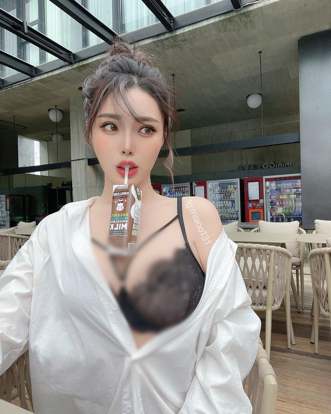 Cách đây không lâu, hot girl gợi cảm khiến người hâm mộ choáng váng khi khoe ảnh cố tình lộ nội y, dùng ngực để đỡ đồ uống.