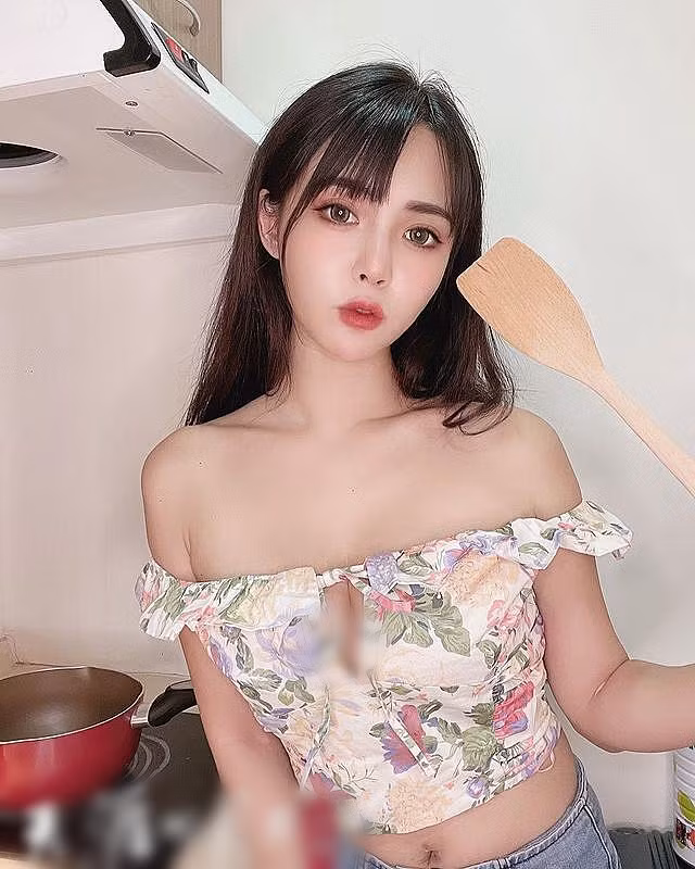 Theo tìm hiểu, hot girl Miêu Miêu thường khoe ảnh xinh đẹp trong khi dọn dẹp, nấu nướng.
